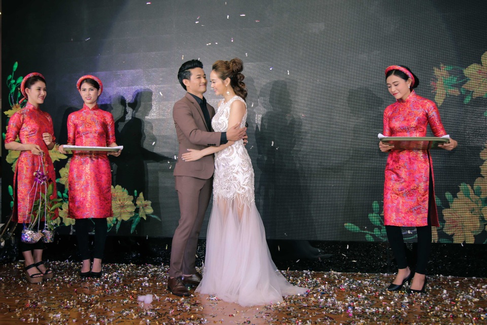 Phim của đạo diễn Dustin Nguyễn đạt cùng lúc 3 giải thưởng - 1 Quý Bình chia sẻ niềm vui với Minh Hằng khi bước lên sân khấu nhận giải.