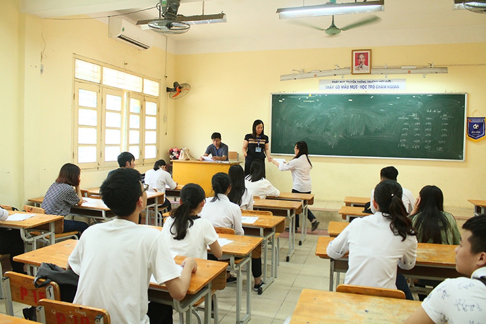 Thí sinh thoải mái trước kì thi THPT quốc gia 2017 - 10 Ông Nguyễn Minh Phi, Hiệu trưởng trường THPT Nguyễn Văn Cừ - Trưởng Ban chỉ đạo thi điểm thi trường THPT Việt Đức cho biết: “Chúng tôi sẽ bám sát chỉ đạo của Sở và của Bộ GD&ĐT để thực hiện kì thi nghiêm túc và tốt nhất”.