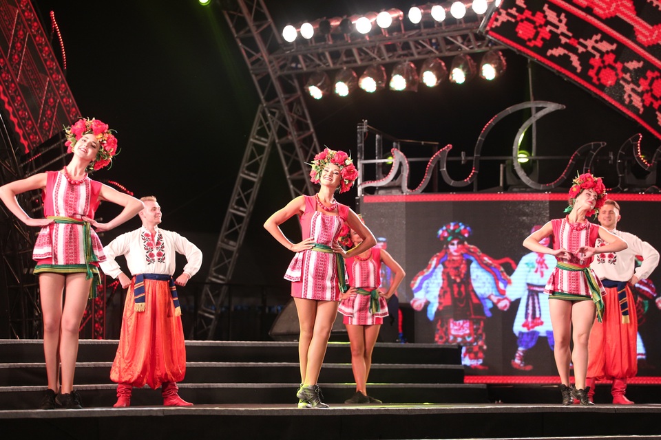 Hàng chục nghìn người hòa mình vào đại tiệc âm nhạc “Rực rỡ Hạ Long 2017” - 4 Hàng chục nghìn người hòa mình vào đại tiệc âm nhạc “Rực rỡ Hạ Long 2017” - 4