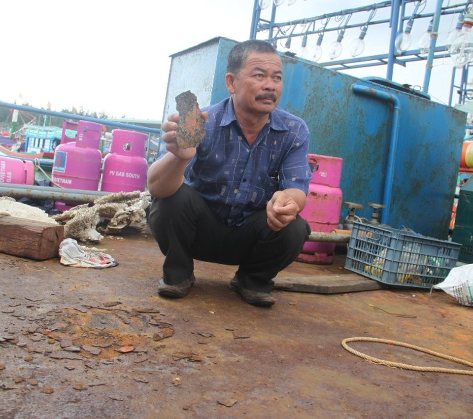 Lãnh đạo tỉnh Bình Định kêu gọi “lương tâm” các cơ sở đóng tàu - 2 Mặt boong tàu vỏ thép bị rỉ sét nặng do dùng tôn (thép) Trung Quốc thay vì đóng thép Hàn Quốc/Nhật Bản