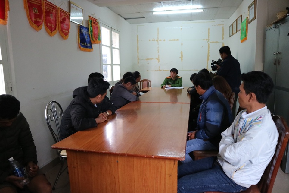 Bắt ổ bạc đang "sát phạt" nhau trên đồi Vĩnh Tiến - Đà Lạt - 1 Các con bạc tại cơ quan công an