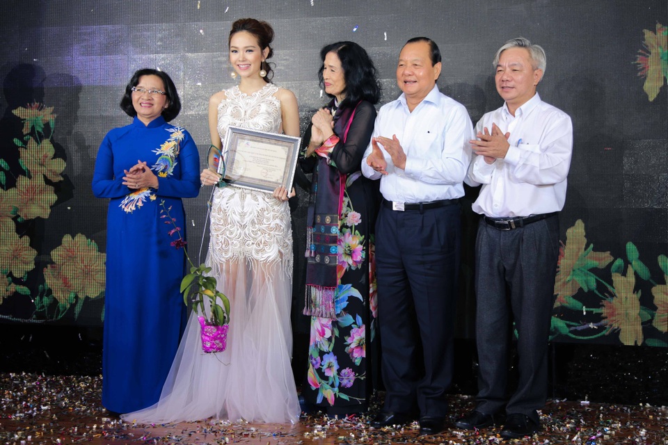 Phim của đạo diễn Dustin Nguyễn đạt cùng lúc 3 giải thưởng - 3 Minh Hằng đại diện cho nhà sản xuất và đạo diễn lên nhận giải hai lần.