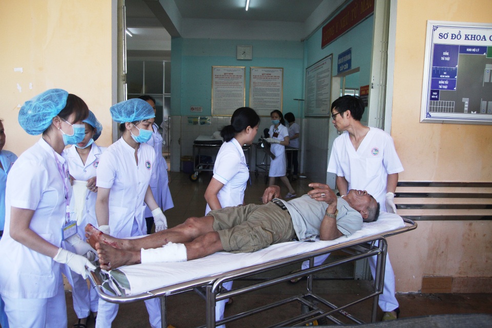 Xe tải lao như tên trên đường ngược chiều gây nên vụ tai nạn thảm khốc - 1 Bệnh nhân được đưa vào bệnh viện cấp cứu