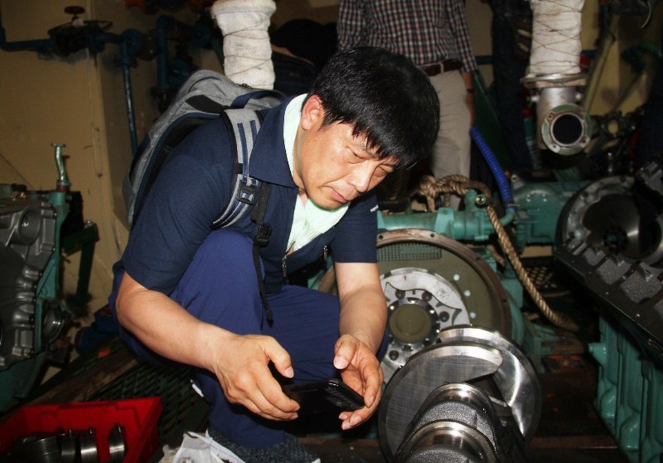 Tàu cá vỏ thép không thể chạy đến nơi sửa chữa vì lại hỏng máy - 2 Trước đó, chuyên gia Hàn Quốc đại diện của hãng Doosan (Hàn Quốc) kiểm tra máy của tàu vỏ thép ngư dân Trần Đình Sơn