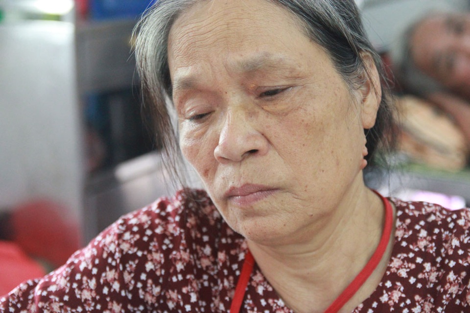 "Tôi đã 3 lần mất con rồi, xin trời đừng bắt tội thêm đứa nữa !" - 4
Chiến tranh đã cướp mất của bà Bưởi 3 đứa con, và giờ đây bà sắp chứng kiến con trai đầu của mình chết vì bệnh tim nếu không được phẫu thuật
