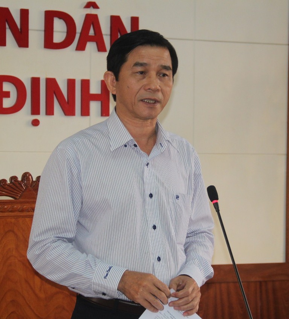 Vụ tàu vỏ thép hư hỏng ở Bình Định: “Đừng lợi dụng lòng tốt của dân mà làm ăn thiếu đạo đức” - 1 Phó Chủ tịch UBND tỉnh Bình Định Trần Châu nói sẽ tạo điều kiện hỗ trợ dân nếu ngư dân muốn khởi kiện cơ sở đóng tàu kém chất lượng ra tòa
