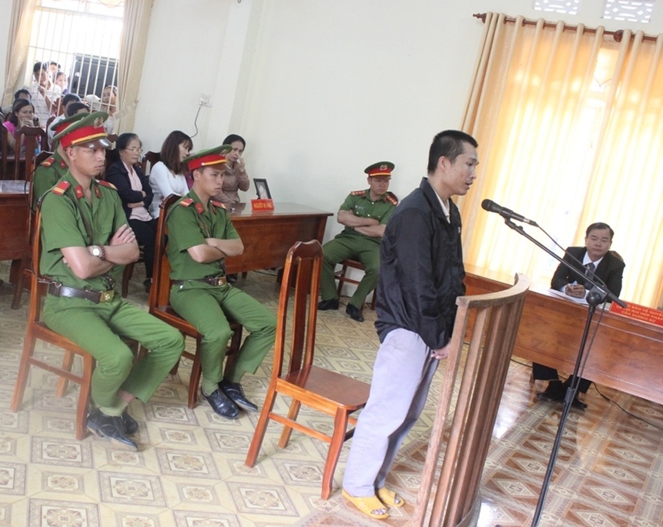 Tử hình kẻ giết 3 mạng người, phi tang xác - 3 Bị cáo Huy đứng lên nghe tòa tuyên án