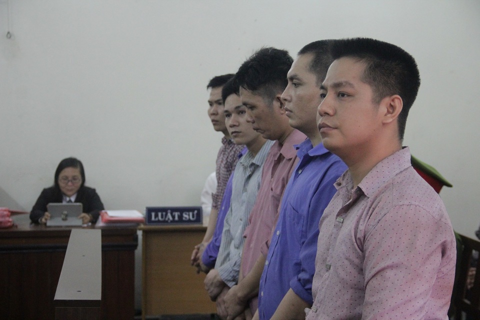Không chịu cúi đầu, bị “đại bàng” trại cai nghiện đánh chết - 1 Các bị cáo tại phiên tòa.