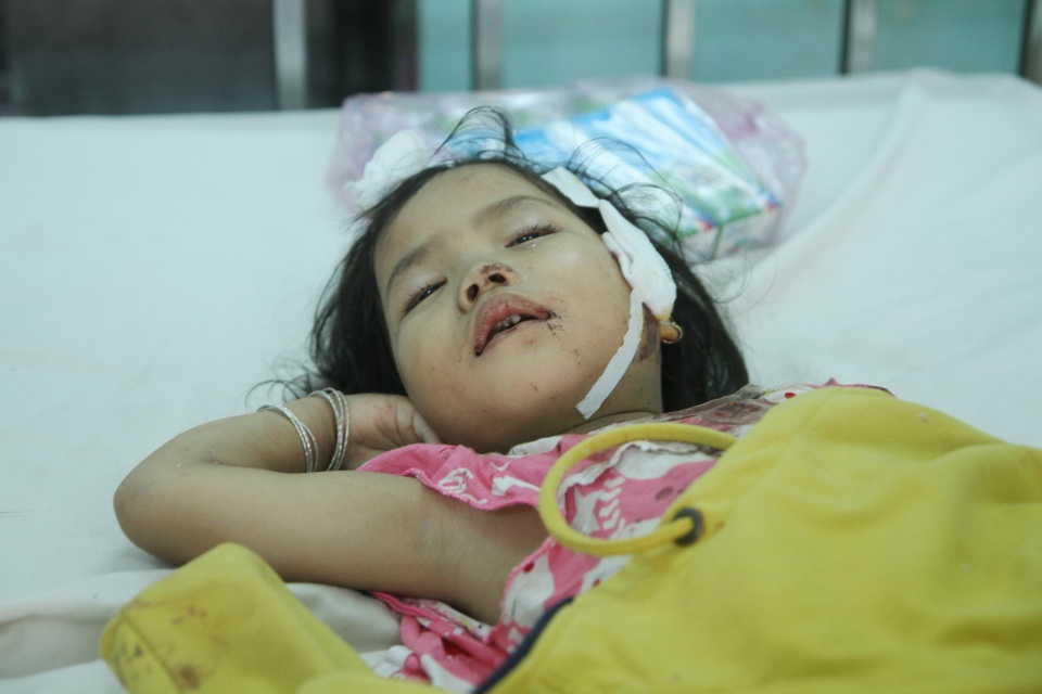Xe tải lao như tên trên đường ngược chiều gây nên vụ tai nạn thảm khốc - 8 Một bé gái là nạn nhân của vụ tai nạn