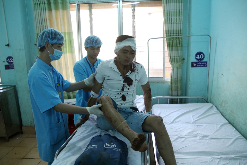 Xe tải lao như tên trên đường ngược chiều gây nên vụ tai nạn thảm khốc - 7 Các nạn nhân be bét máu sau vụ va chạm kinh hoàng
