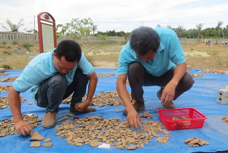 Đề nghị xếp hạng di tích di chỉ khảo cổ học vườn đình Khuê Bắc - 1
Các nhà khảo cổ tìm thấy các hiện vật có giá trị, xác định di chỉ vườn đình Khuê Bắc là di chỉ hiếm hoi có tầng văn hóa còn nguyên vẹn, chứa các dấu tích văn hóa của cư dân Tiền Sa Huỳnh