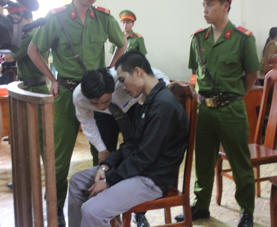Tử hình kẻ giết 3 mạng người, phi tang xác - 5
Bị cáo Huy nhờ luật sư bào chữa truyền đạt lời cuối cùng cho vợ bị cáo