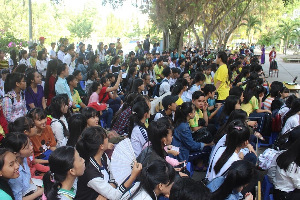 Học trò trường làng đi trẩy hội sách - 2 Học trò và cả phụ huynh ở ngôi trường làng THPT Mang Thít, Vĩnh Long đi trẩy hội Tết sách