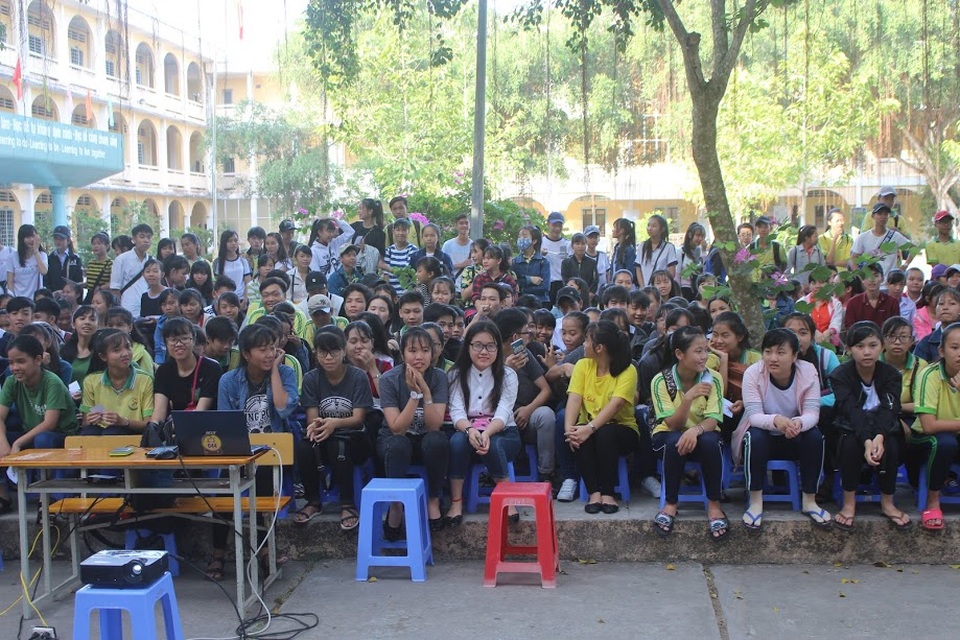 Học trò trường làng đi trẩy hội sách - 1 Học trò trường làng đi trẩy hội sách - 1