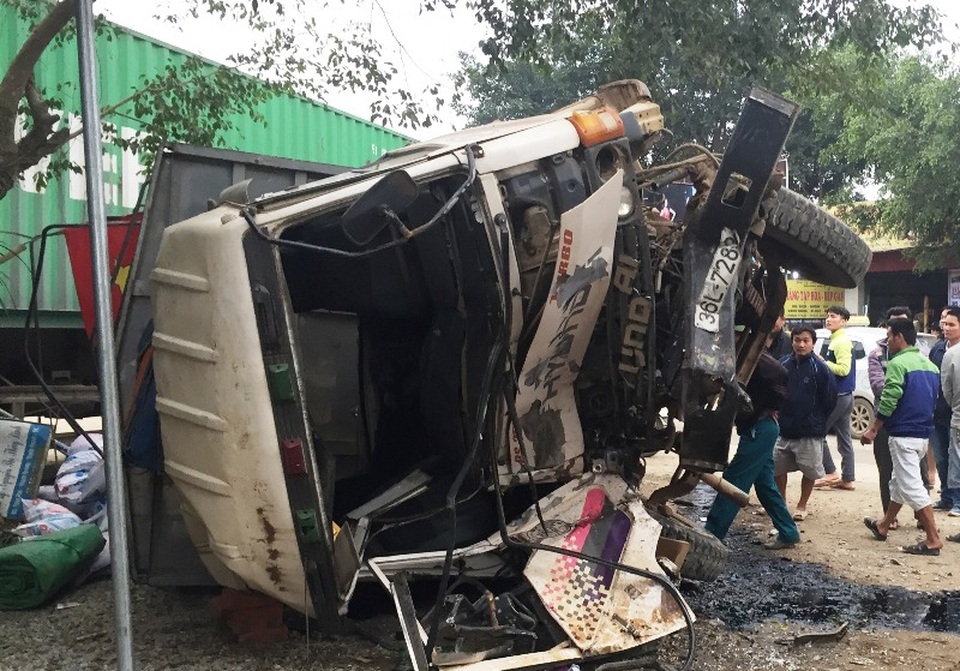 Xe tải và xe đầu kéo đối đầu rồi lao vào nhà dân - 2 Chiếc xe tải lật nhào ngay trước cửa nhà dân