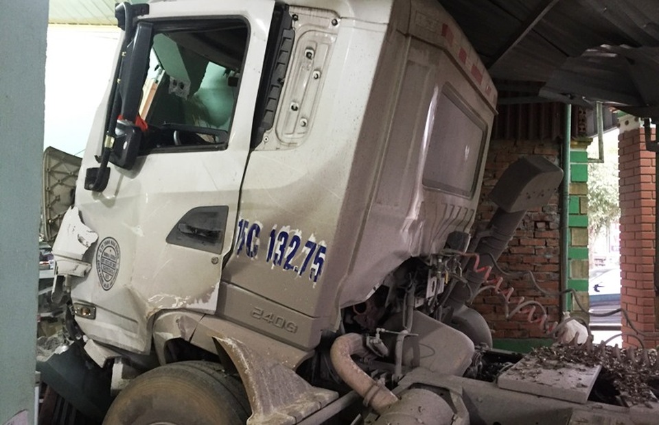 Xe tải và xe đầu kéo đối đầu rồi lao vào nhà dân - 3 Còn xe đầu kéo găm thẳng vào nhà dân ven đường