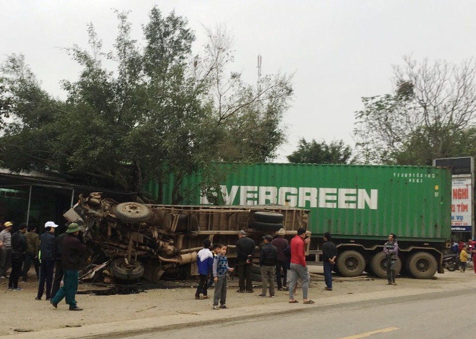 Xe tải và xe đầu kéo đối đầu rồi lao vào nhà dân - 1 Hiện trường vụ tai nạn