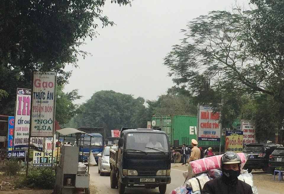 Xe tải và xe đầu kéo đối đầu rồi lao vào nhà dân - 5 Lực lượng CSGT điều tiết giao thông tại hiện trường