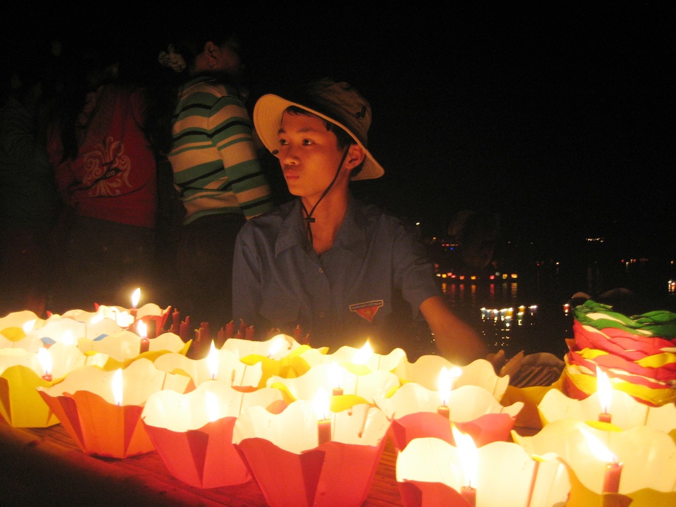 Trong giờ Trái Đất, các bạn Đoàn viên Thanh niên Hội An bán hoa đăng gây quỹ giúp đỡ người nghèo được tổ chức các năm trước