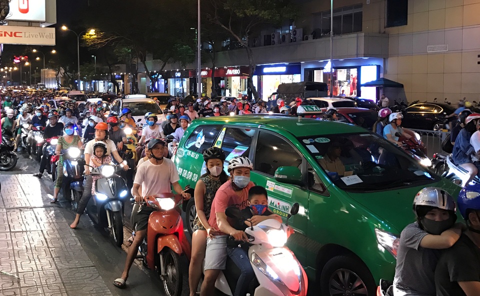 CSGT dầm mưa điều tiết giao thông sáng đầu tuần - 2
Từ tối qua (23/4), nhiều tuyến đường khu vực trung tâm TPHCM đã bị ùn ứ cục bộ vì người dân chưa quen với việc phân luồng mới.
