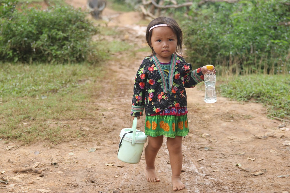 Xót xa suất ăn “cơm trắng, nước lã” của trẻ mầm non ở Trống Gầu Bua - 2 Xót xa suất ăn “cơm trắng, nước lã” của trẻ mầm non ở Trống Gầu Bua - 2