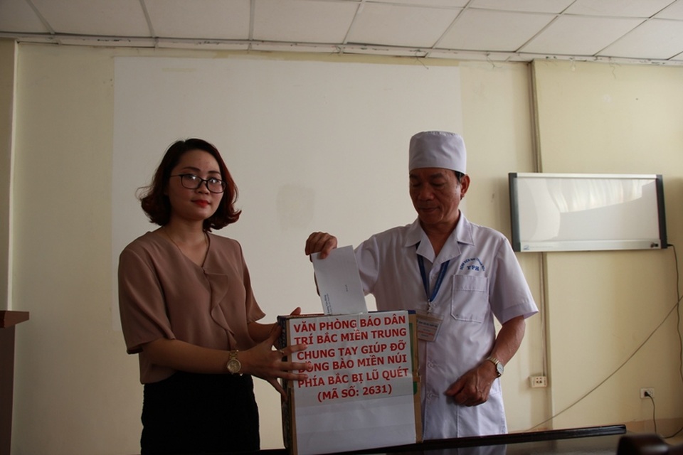 Bạn đọc Dân trí đã ủng hộ hơn 1,7 tỷ đồng giúp đỡ đồng bào miền núi bị lũ quét - 12
Ông Nguyễn Văn Hùng, Giám đốc bệnh viện Nhi Thanh Hóa thay mặt cán bộ nhân viên của bệnh viện ủng hộ 10 triệu đồng giúp đỡ bà con người dân miền núi bị lũ quét