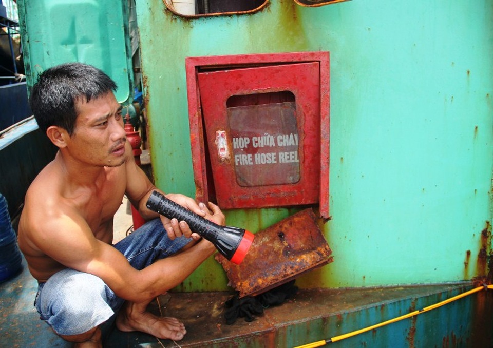 Tàu vỏ thép liên tiếp hỏng: Bộ Nông nghiệp yêu cầu kiểm tra, giám sát cơ sở đóng tàu - 2 Hộp chữa cháy là chi tiết nhỏ trên tàu cá vỏ thép BĐ 99567 TS của ngư dân Nguyễn Văn Khỏe bị hư hỏng, rỉ sét...