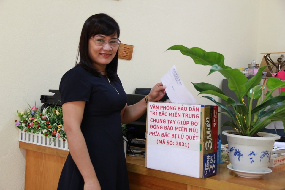 Bạn đọc Dân trí đã ủng hộ hơn 1,7 tỷ đồng giúp đỡ đồng bào miền núi bị lũ quét - 13
Cô giáo Vũ Thị Thúy Hà, Hiệu trưởng trường tiểu học Đông Vệ 2, TP Thanh Hóa cũng đến ủng hộ đồng bào miền núi với số tiền 2 triệu đồng do tập thể giáo viên và học sinh đóng góp