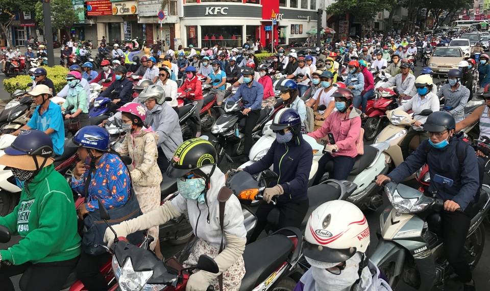 CSGT dầm mưa điều tiết giao thông sáng đầu tuần - 3 Đến ngày đầu tuần sáng nay 24/4, nhiều tuyến đường, giao lộ ở khu vực trung tâm Sài Gòn bị ùn tắc khá nghiêm trọng...