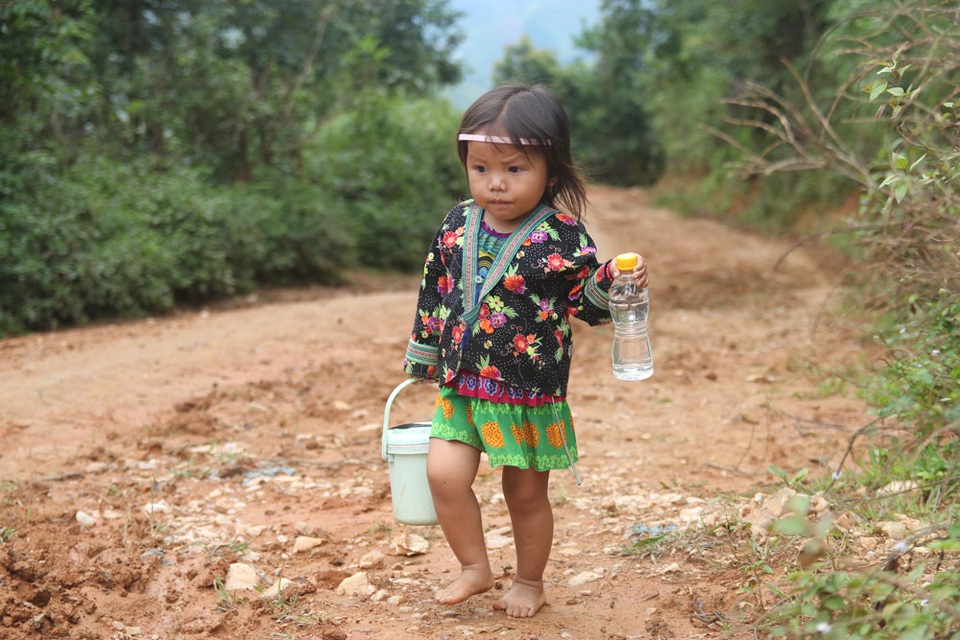 Xót xa suất ăn “cơm trắng, nước lã” của trẻ mầm non ở Trống Gầu Bua - 1 Xót xa suất ăn “cơm trắng, nước lã” của trẻ mầm non ở Trống Gầu Bua - 1