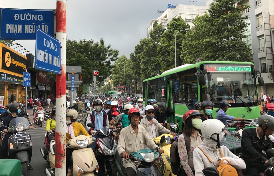 CSGT dầm mưa điều tiết giao thông sáng đầu tuần - 5
Sau 2 ngày thực hiện việc rào chắn, phân luồng để thi công, sáng đầu tuần hôm nay (24/4), nhiều tuyến đường, giao lộ ở trung tâm bị ùn ứ nghiêm trọng.