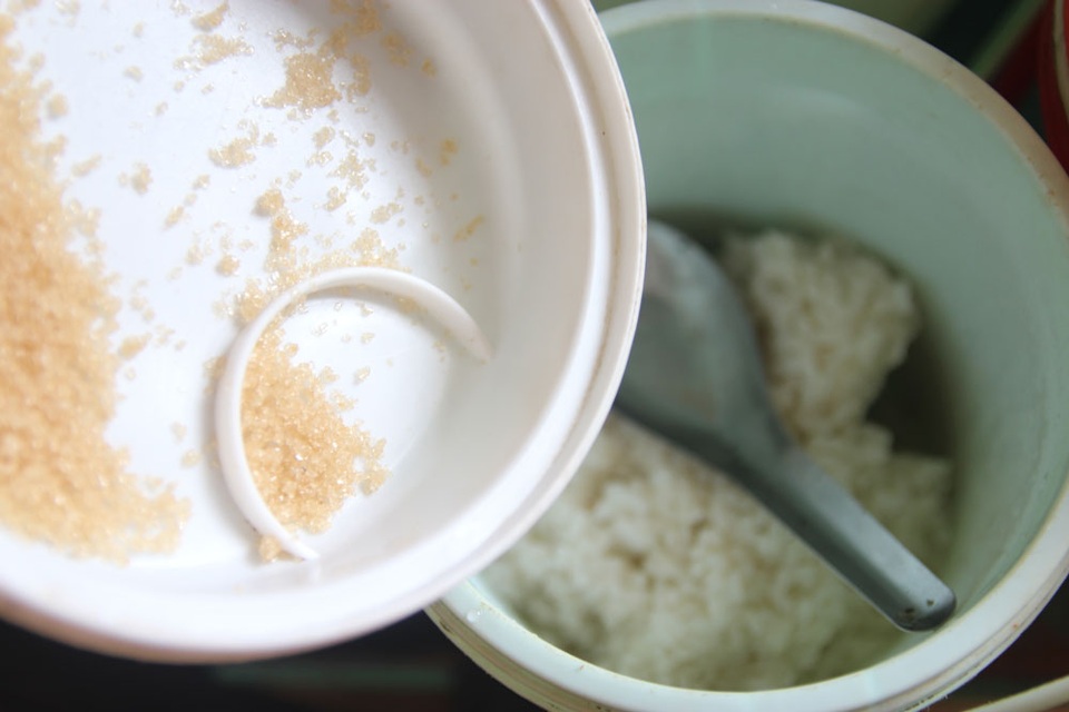 Xót xa suất ăn “cơm trắng, nước lã” của trẻ mầm non ở Trống Gầu Bua - 7
Có em chỉ ăn cơm với ít đường