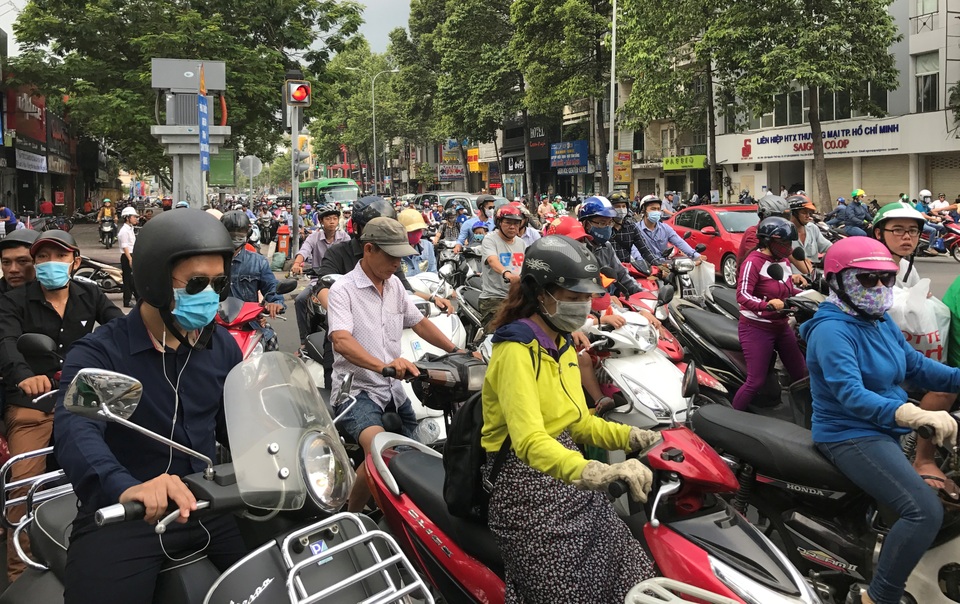 CSGT dầm mưa điều tiết giao thông sáng đầu tuần - 6 CSGT dầm mưa điều tiết giao thông sáng đầu tuần - 6