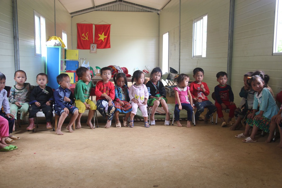 Xót xa suất ăn “cơm trắng, nước lã” của trẻ mầm non ở Trống Gầu Bua - 11
Lớp học đơn sơ của trẻ mầm non ở Trống Gầu Bua tại nhà văn hóa của bản sau lễ khai giảng năm học mới