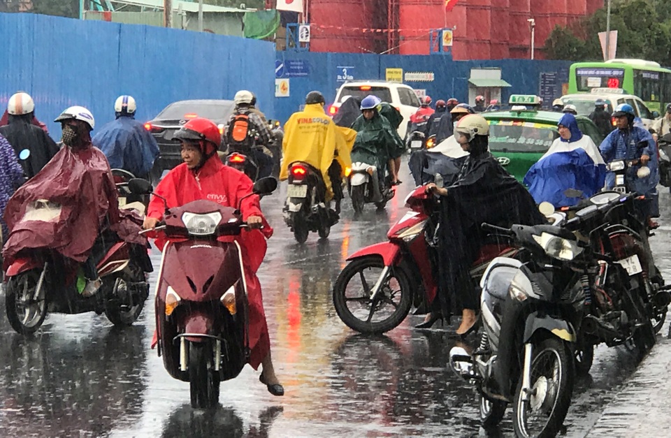 CSGT dầm mưa điều tiết giao thông sáng đầu tuần - 9 Nhiều người chạy lộn xộn để cố thoát khỏi cảnh kẹt xe dưới cơn mưa tầm tã.