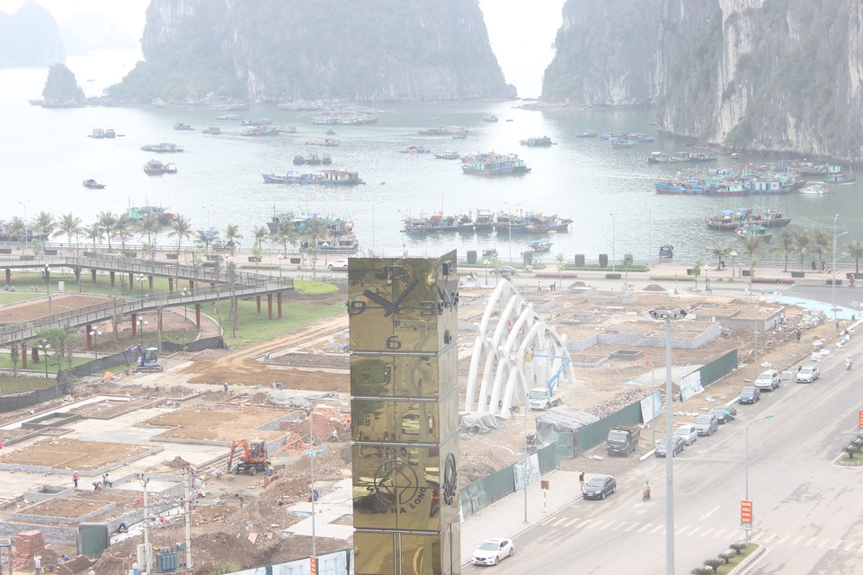Cột đồng hồ "khủng" 35 tỷ đồng nằm giữa Hạ Long - 2
Cột đồng hố có chiều cao 28 m, phần khung được làm từ 18 tấn thép.