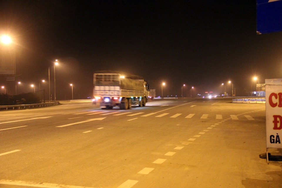 Sau khi Dân trí lên tiếng, Cục quản lý đường bộ II, thuộc Tổng cục đường bộ Việt Nam mới cho đấu điện, khởi động lại hệ thống chiếu sáng. Hiện việc đi lại tại ngã tư này đã an toàn hơn đối với người dân.