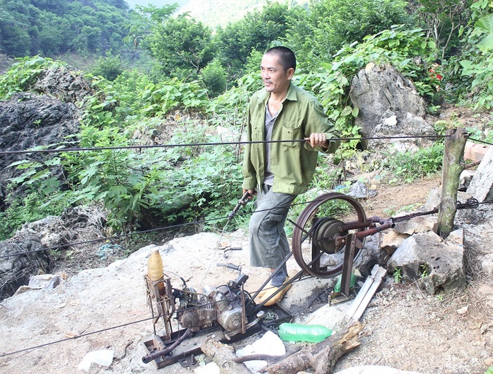 
Chính vì những khó khăn đó, người dân nơi đây đã nghĩ ra cách dùng máy tời, cáp treo để chuyển những thúng na từ trên núi xuống.
