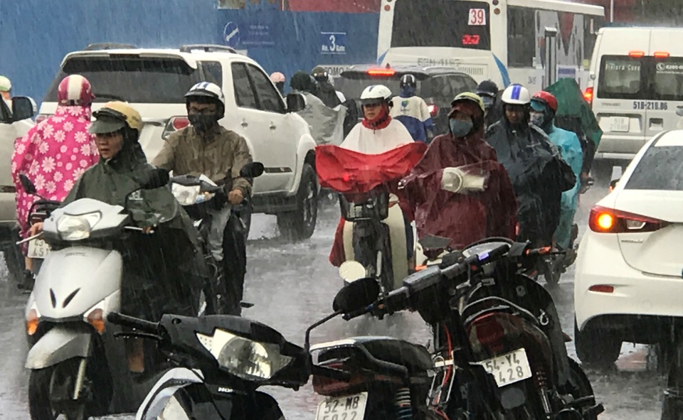 CSGT dầm mưa điều tiết giao thông sáng đầu tuần - 8 Không ít người đã lao thẳng vào đường cấm, đoạn tuyến đã được phân luồng để đi theo thói quen cũ đã khiến giao thông càng trở nên hỗn loạn.