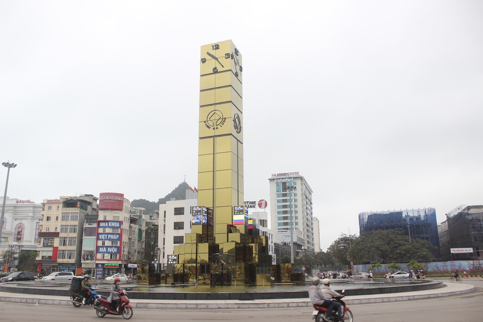 Cột đồng hồ "khủng" 35 tỷ đồng nằm giữa Hạ Long - 5 Hoàng tráng như vậy nhưng người dân Hạ Long lại nhìn nhận công trình theo nhiều góc độ khác nhau