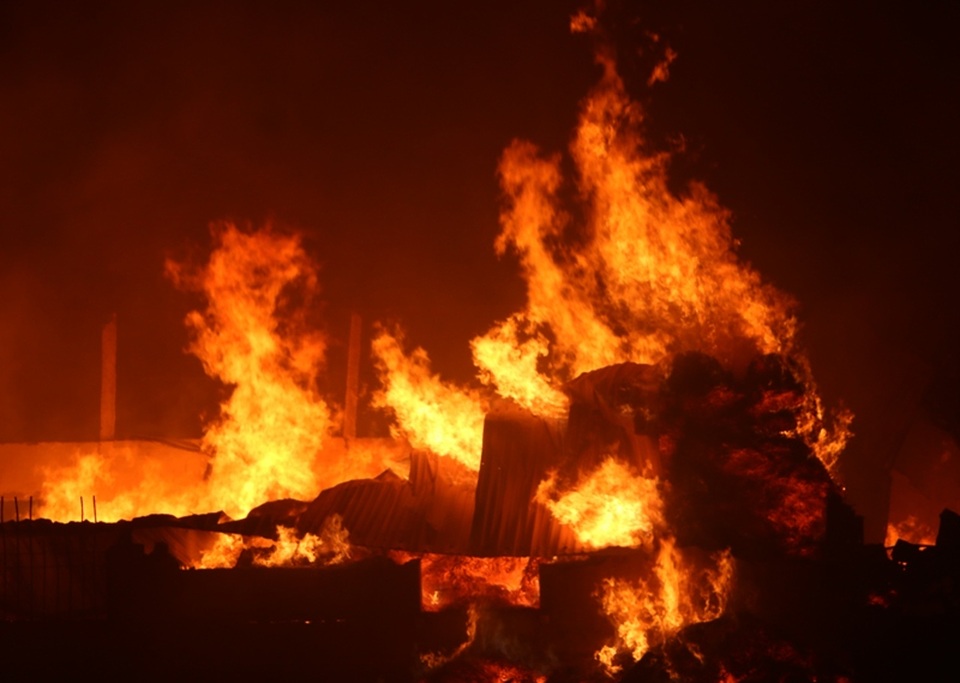 Cháy lớn tại doanh nghiệp tái chế bông vải sợi - 1 Hiện trường vụ cháy tại doanh nghiệp Thiên Phương Hoa