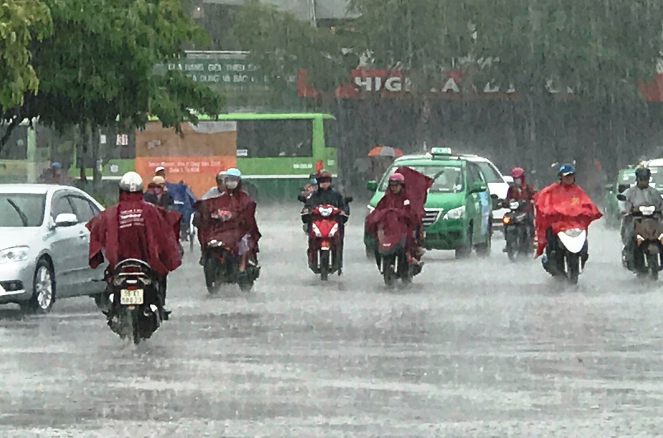 CSGT dầm mưa điều tiết giao thông sáng đầu tuần - 7
Cơn mưa lớn bất ngờ đổ xuống ngay giờ cao điểm sáng nay 24/4 ở trung tâm Sài Gòn. Nhiều người dân 1 phen chới với dầm dưới cơn mưa để tìm hướng đi do nhiều tuyến đường đã được thay đổi lộ trình lưu thông.