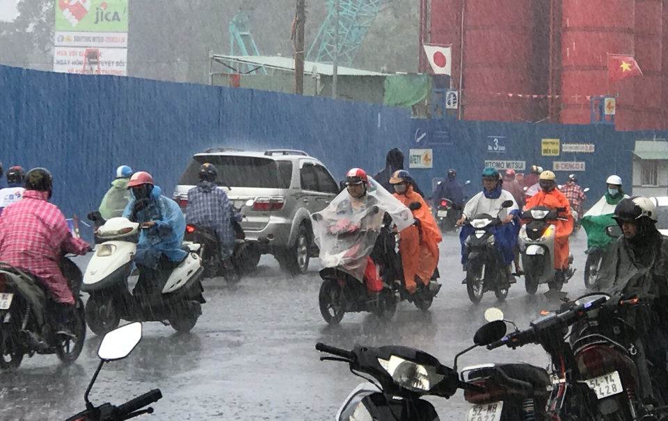 CSGT dầm mưa điều tiết giao thông sáng đầu tuần - 4 Giao thông càng thêm hỗn loạn vì bất ngờ xuất hiện cơn mưa lớn.