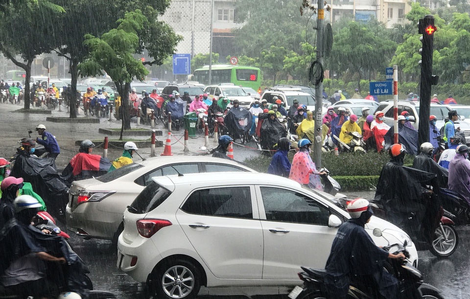 CSGT dầm mưa điều tiết giao thông sáng đầu tuần - 10 Giao lộ Nguyễn Thị Nghĩa - Lê Lai, 1 trong số những điểm giao thông được điều chỉnh lộ trình nhằm phục vụ thi công công trình nhà ga Metro Bến Thành.