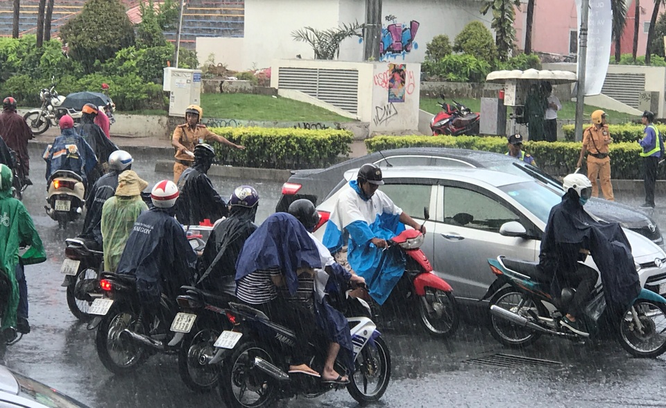 CSGT dầm mưa điều tiết giao thông sáng đầu tuần - 11 CSGT và lực lượng TNXP, nhân viên đơn vị thi công dầm dưới cơn mưa tầm tã để điều tiết...
