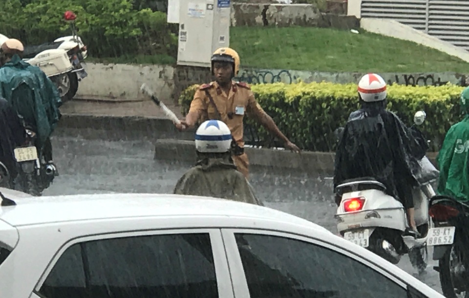 CSGT dầm mưa điều tiết giao thông sáng đầu tuần - 13 CSGT dầm mưa điều tiết giao thông sáng đầu tuần - 13