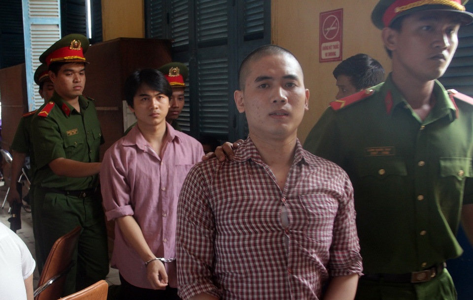 Bị cáo Nguyên (đi trước) và bị cáo Bảo tại phiên tòa.