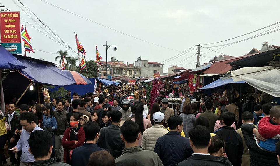 Ăn xin lẩn khuất khắp Chợ Viềng - 1
Chiều 3/2, Chợ Viềng (Vụ Bản, Nam Định) đông nghịt du khách, trước thời điểm sẽ diễn ra chính phiên trong đêm.