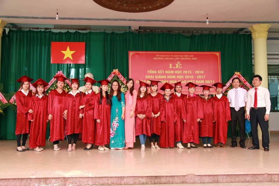 Trường Trung cấp Trường Sơn: Nhiều cơ hội phát triển nghề nghiệp cho học viên - 1
Ban giám hiệu nhà trường và sinh viên trong lễ tốt nghiệp