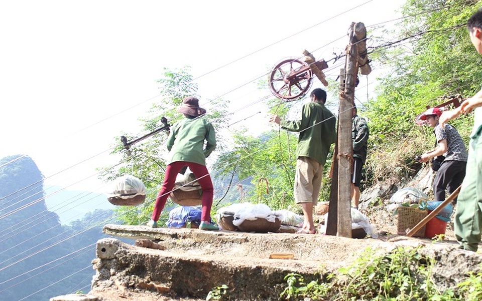 
Chi chít những đường cáp. Na được người dân buộc vào cáp để thả xuống chân núi, có tay phanh để hãm tốc độ.
